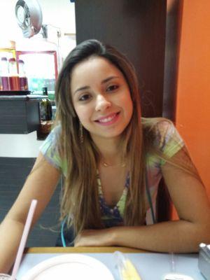 Tenho 23 anos, canceriana, sou divertida, inteligente adoro tudo relacionado a  moda