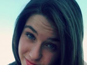 Si una chica es tan estupidg como para amarte despues de que le kompieran el corazon, entonces: Ella es la elegida.