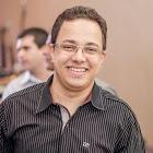 Servo do Eterno, marido da Débora, pai do Bernardo e da Ana Beatriz, analista de sistemas por profissão, músico por hobby, palmeirense por paixão!