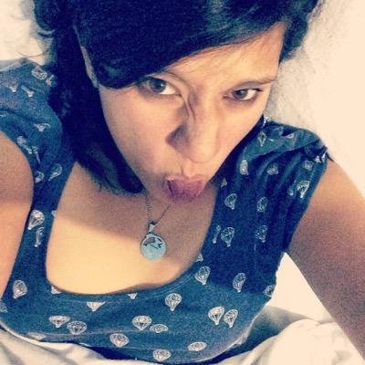 No soy de aquí, ni soy de allá. Odio todo menos la pizza con jamón y piña. Mercadóloga por equivocación, Publicista por convicción. A veces hago todo al revés.