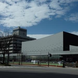 富山駅より徒歩10分の位置にある多目的文化施設です。
約1100席のホールをはじめ、美術館・展示場・会議室があります。