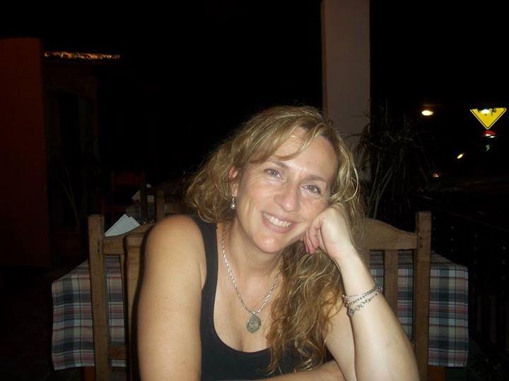 Mujer que lee, ama el cine el teatro y el buen vino. En la búsqueda siempre....Feliz x naturaleza. Sin un mango x defecto. En fin..