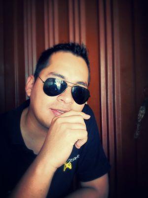 Me considero una persona sencilla y des complicada, me gusta conocer personas que aporten nuevos conocimientos y experiencias a mi vida. ;)