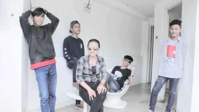 Aliene_jkt's profile picture. Boking kontak pin : 23989145 • -Vokal : Shafa  -Leadguitar : Dimas indra cahyadin -Guitar : Fajar -Bass : Husen assegaf -Drumm : Rosadi