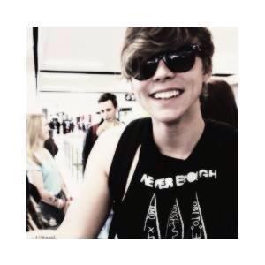 follow @hashtonxox she followed you ask for a follow back if you want one