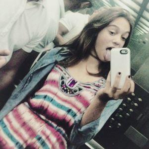 Que la música suene mas fuerte que tus problemas . ♥