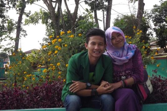 ya allah,..
jika aku jatuh cinta
cinta kan lah aku pada seseorang,yg melabuh kan cinta ya pada mu,,
agar bertambah kekuat tan ku unutuk mencintai mu.:*