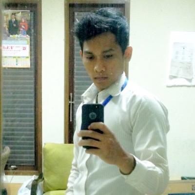 ku tulis 1 nama di sebuah pilar ke 6 dari arah selatan di  sebuah padang kecil di tengah kota ^^