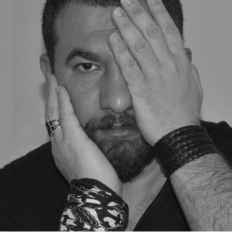 Hala Ergenlik çağında, Bağlı olduğu kabilenin en küçüğü, Bıcır bıcır iletişimci, jeneratöre bağlı, noktalı harfleri seven insan evladı.