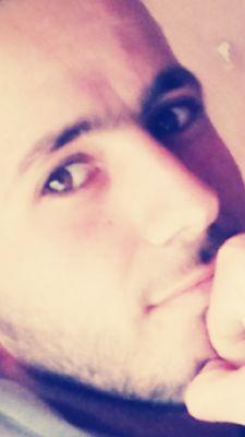 تلك العينين. . ! 
غطاها  أحدهم  ب وشاح  من ذهب. . ♡ ° 
لتكون له  إلى الأبد. . ♡ 
ولم يكن  لها  سواء  أن تقبل  ب وقعها  . . ♡