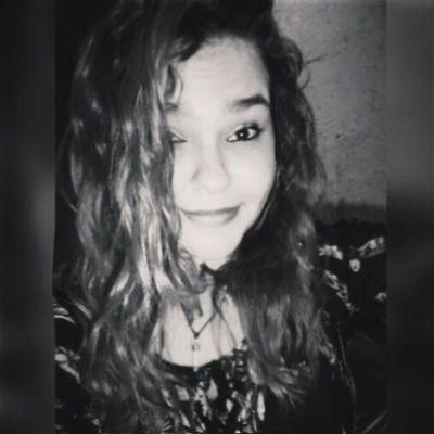 Sei lá, é que as vezes é bom ter alguém pra conversar, alguém que te faça ir dormir sorrindo., *.....*