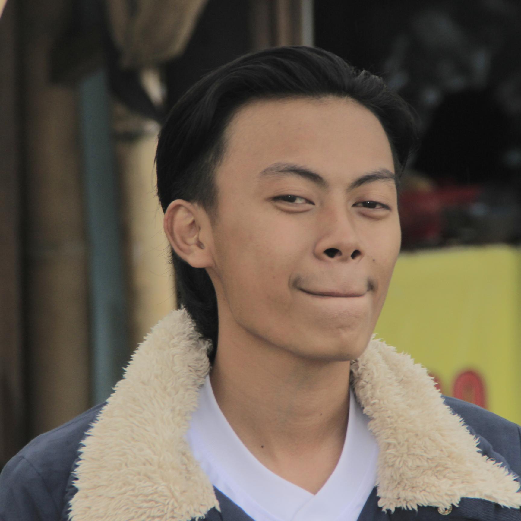 Toloong ojok ngomong sopo , aku iki asline ultramen :v