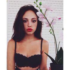''People fall in love in mysterious ways.''// Siria Hill, 19, commessa//tredicimarzo.