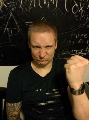 Suomalainen Stand up-koomikko.