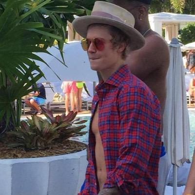 please follow @yesitsbelieber she'll follow back!