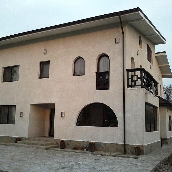 Located outside the town of Valenii de Munte city, the location is finalized in 2014
