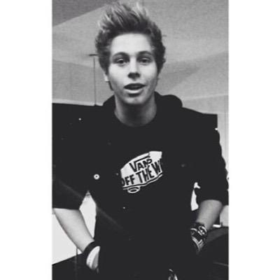 you just got this free follow from @asht0nsqueen so go and follow her please! ☺️