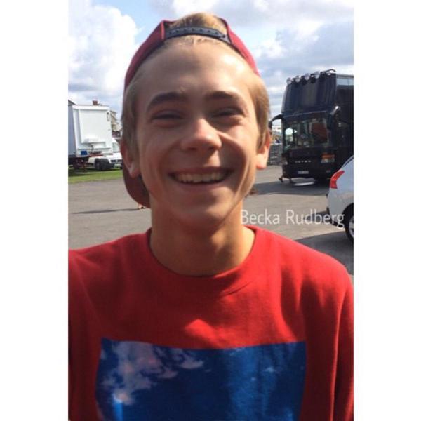 listen to the 1975 with me baby @felixsandman // 1876km to 0km