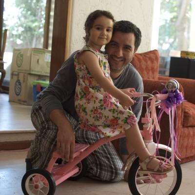 Ingeniero Civil, librepensador, padre, cicletero, amante de la musica y mi gran familia.