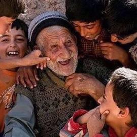 مسلم ، من دهماء الناس ، أنبذ الاحزاب ، أمقت العنصرية بكل أشكالها ، أحب الناس المتفائلة المؤثرة الرياض مؤقتاً...