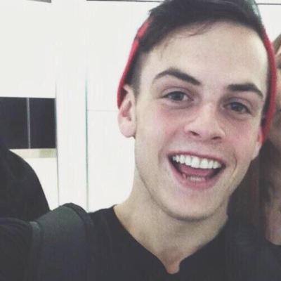 5/5 follow on my main so RT my tweets and ill add you into dms with them :D