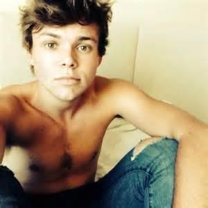 single|bi|rp. My name is Ashton but you can call me Ash. I like cuddles and sex