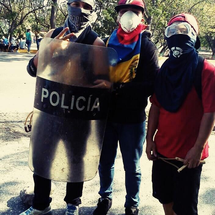 Estudiante de derecho; Guerrero de franela El que no quiere a su patria no quiere a su madre OESTE ACTIVO! RESISTENCIALARA.                  Instagram Montielj_