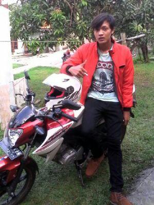 pribadi yg pemalu,murah senyum,boros