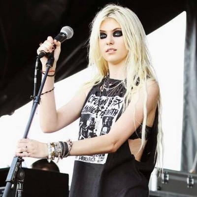 ChiaraPiarulli's profile picture. E che ti importa se un abbraccio ti rompe le costole quando ti aggiusta il cuore? 28.06.2014                                                    ➰