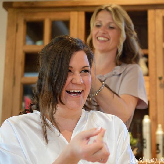 Freelance wedding hairstylist for destination weddings, France and UK.