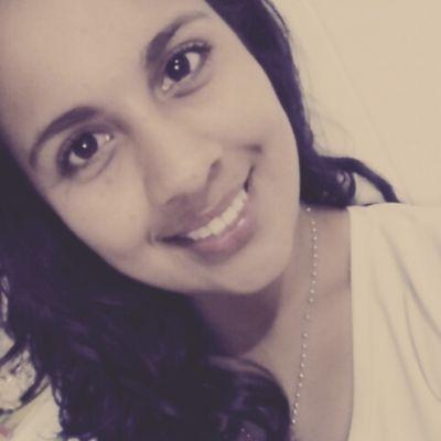 No esperes que la persona correcta llegue a tu vida. Sé la persona correcta en llegar a la vida de alguien.*-*