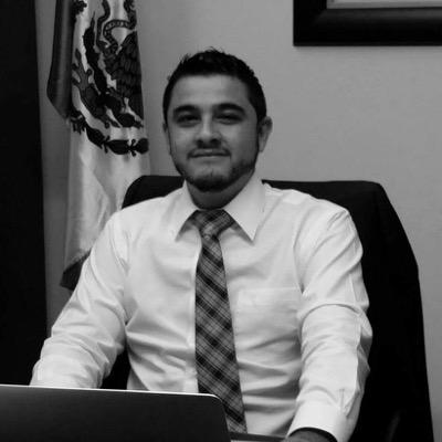 Amante de la política, de la vida... Enamorado de Guerrero, amo Chilpancingo y trabajo para algún dia cambiarlo.