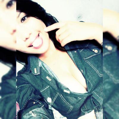 Uma mulher menina que precisa urgentemente ser mais forte