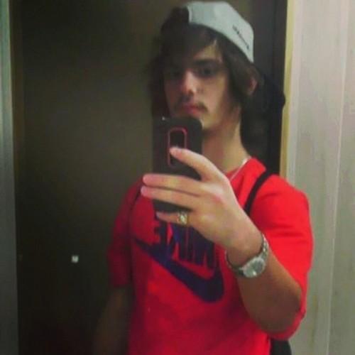 im 18 i love playing sports and i used to be a football player and a baseball player and hmu if you want to chill