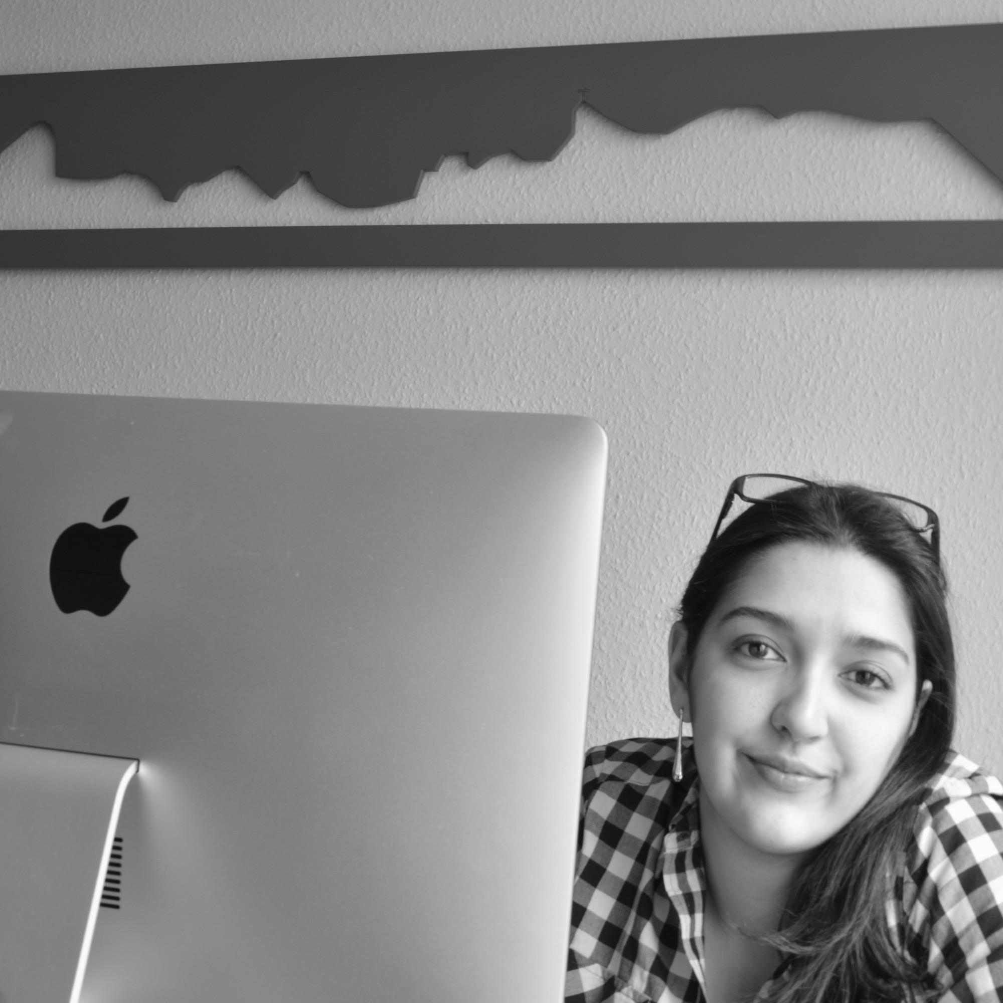 Designer, dynamique, geek, débrouillarde.