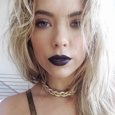 helpchat_chat's profile picture. vogliamo aiutarvi con le chat || per scambio chat contattateci in dm // vi aiutiamo il piu' possibile con piccoli giochi molto facili✨