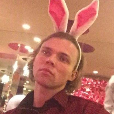 18+ Why have a thigh gap between your legs when you can have Ashtons dick. i love my #ashtonscumisyumfam
