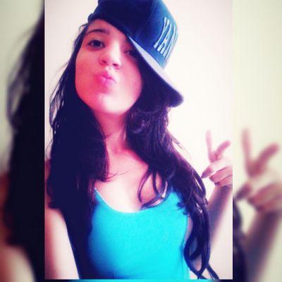 ela e loka chata ciumenta mais adora ter amizades
meiga ..e simpática vem adoro skayte rock amo