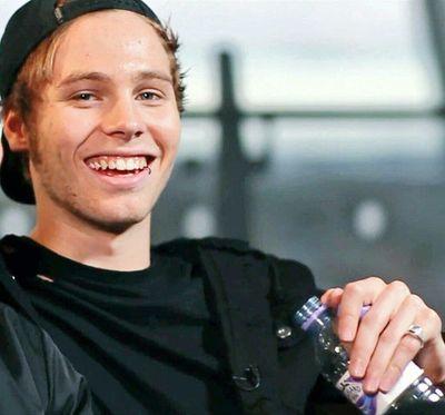 follow @cobaineslrh because she gave you this free follow !