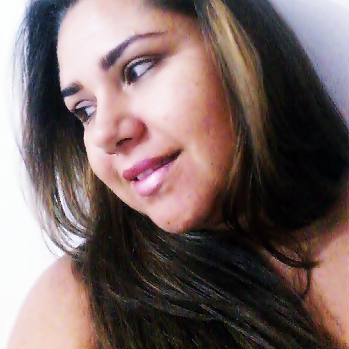 Mamãe de Princesa, o que me torna Rainha 
Casada  com o sósia do Brad Pitt (rsrs)
Apaixonada por esmaltes,#amo aventurar na cozinha !