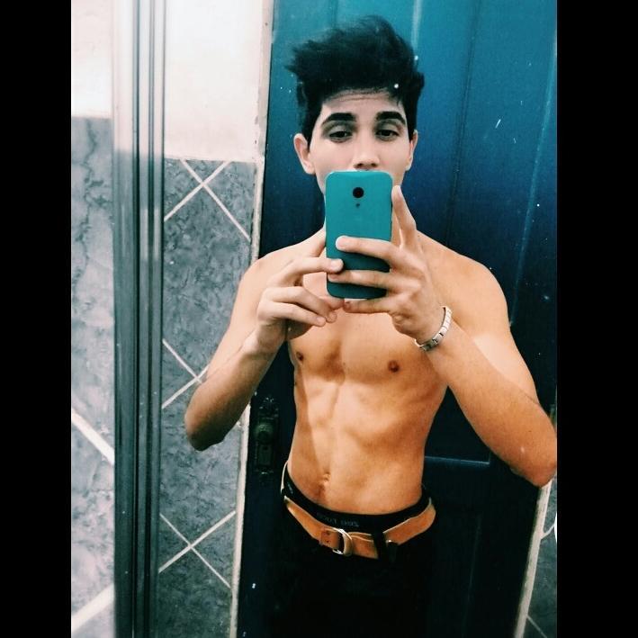 oi? 19,years 
Aluno de ballet clássico
universitário
músico 
insta: @Erick_Lindoso 
snap: erick-leandro