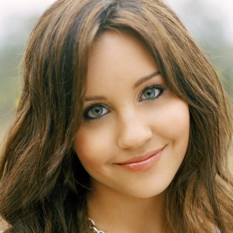 Hey I'm Aliza I'm a human who can turn into a wolf, I love eating cookies and doing sports #Single #Fun #Smart sometimes