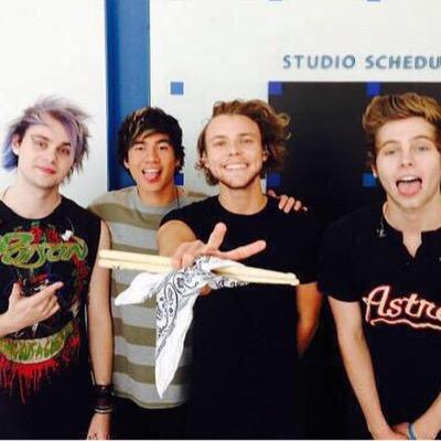 here to tweet the best 5sos vine edits and destory your life :-) turn on my notifications // @kiddingmgc & @kiddinglrh