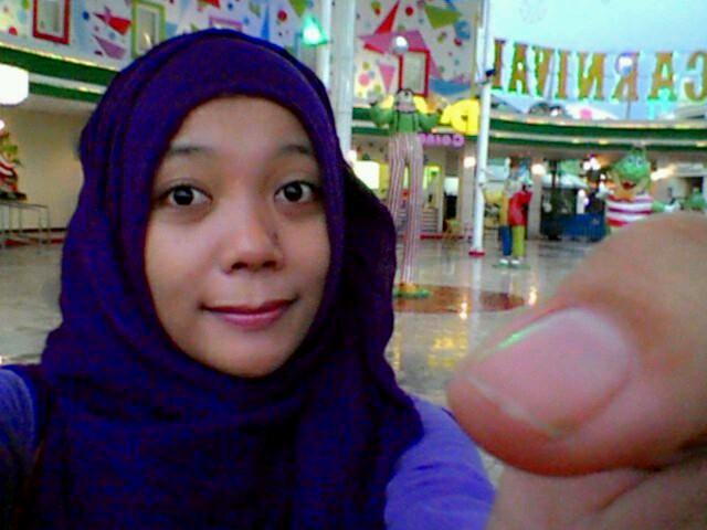 Suka bercanda, moody, easy going, love ANVET, grandma, mom, dad . 21 y.o . Berteman akrab dengan kamar kosan