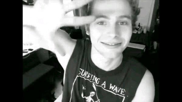 5sos wants us to win this cmon do this for them