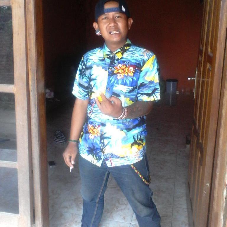 gue tu orang'a Slengean ROCK N ROLL tapi penyuka EXTREMAN. Tampang N vespa gue memang EXTREM tapi hati gue masih punya hati nurani dan harga #PISS #MESIN_TENGEN