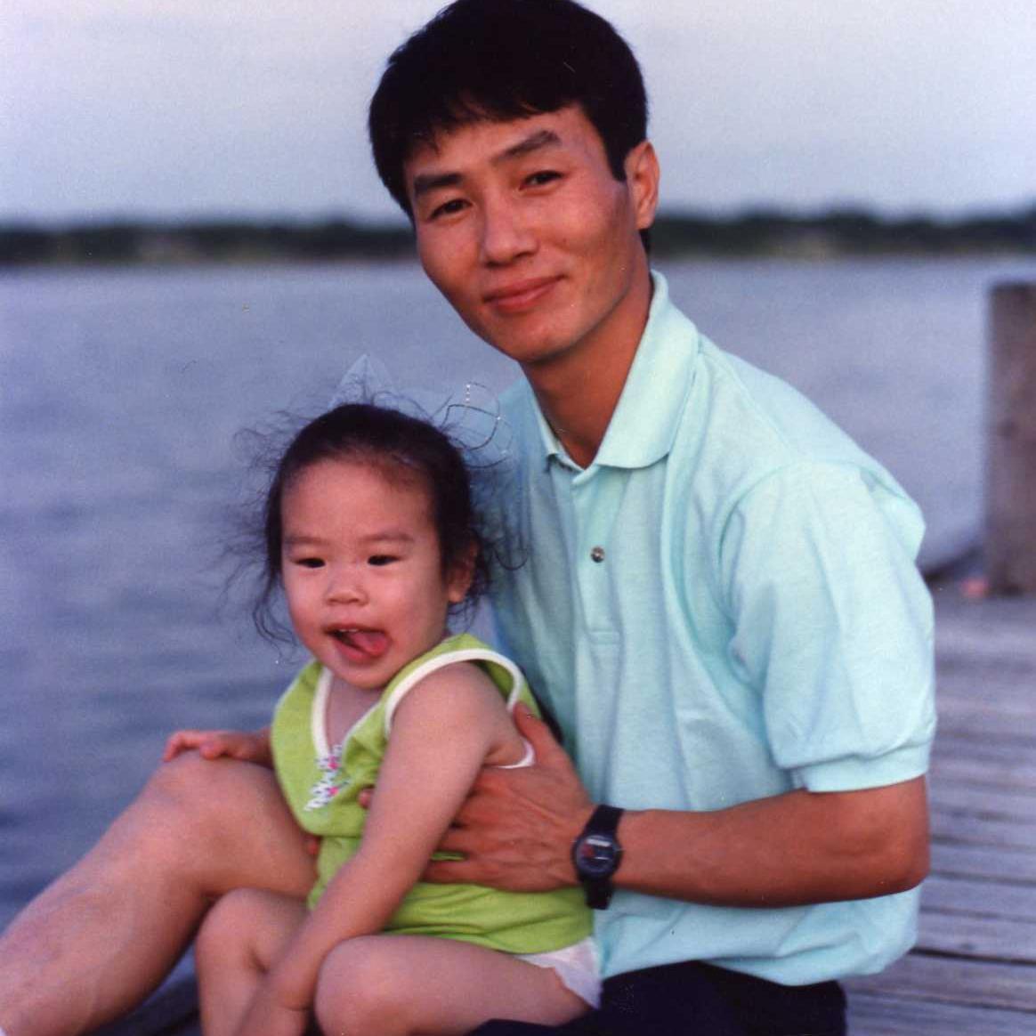 kyungteak22's profile picture. 멀리 온것 같은데 아직도 걸어야 ....미국 온지1년만에 호수가에서 딸과 함께,,,어느덧 20년이 넘었네요