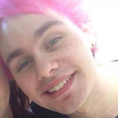 this is a free follow from @weirdocal (please follow her)