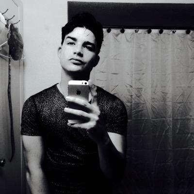 escribia poesias, mientras tu sonreias, quien iba a decir k eras tu mi inspiracion y que cuando te fueras no escribiria mas una cancion!
