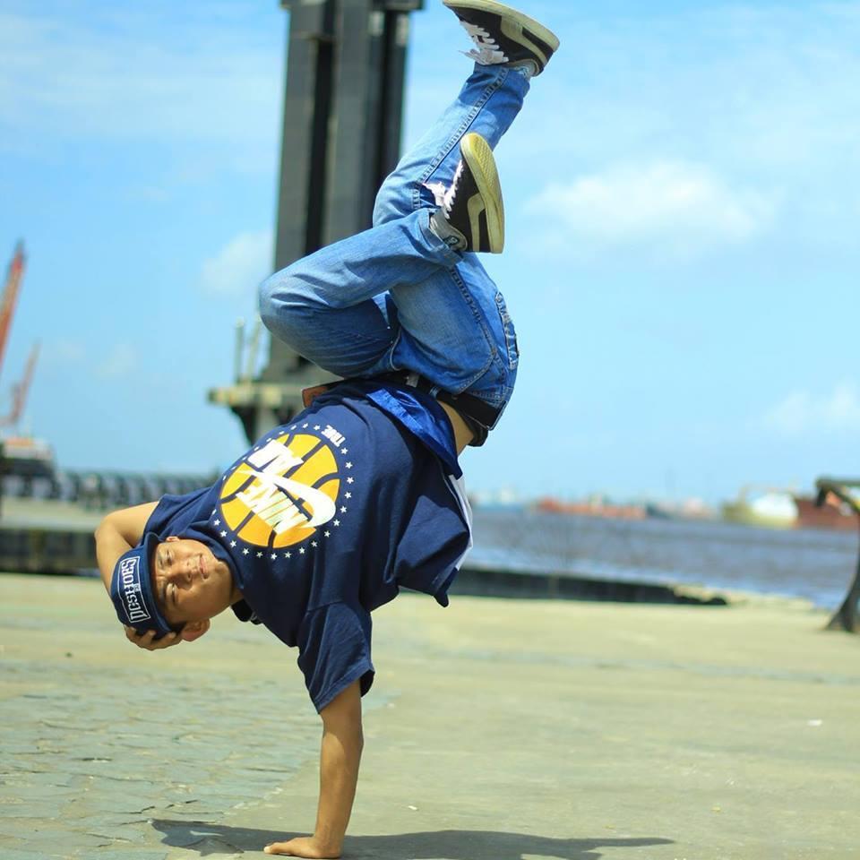 saya seorang pelajar.hobi saya bboy/breakdance